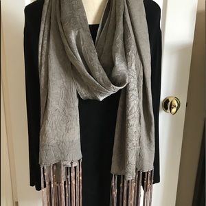 Gray Crushed-Texture Fringed Scarf